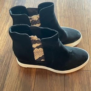 Wedge black and snack skin detail booties